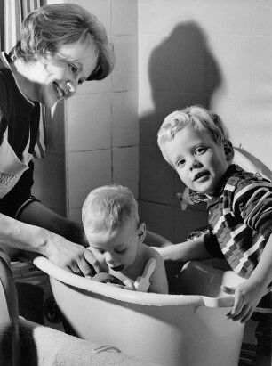 Das Baby wird gebadet.