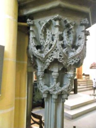 Stiftskirche-Langhaus Innen-Steinerne Kanzel (1504 von Steinmetz Hanselmann)-Kanzelsäule-Säulenkopf mit reicher plastischer Ornamentik und Figuren in Übersicht von Norden