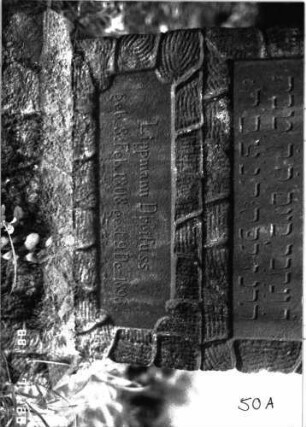 Grabstein 50 (Index: 100101232) Material: Sandstein Zustand: leicht verwittert Maße HxBxT: 96x46x22 cm Beschreibung: rusticaartige Stele, Sockel, Segmentbogenabschluß, Schriftplatten rechteckig Symbolik: Volutenband als oberer Schriftfeldrand: Grabstein 50A