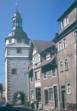 Römhild. Westseite des Marktplatzes mit Torturm