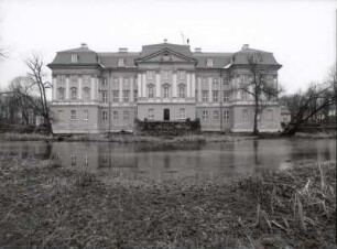 Zgorzelec-Radomierzyce (Radmeritz). Schloss Joachimstein (Pałac Radomierzyce). Ansicht über den Schlossgraben