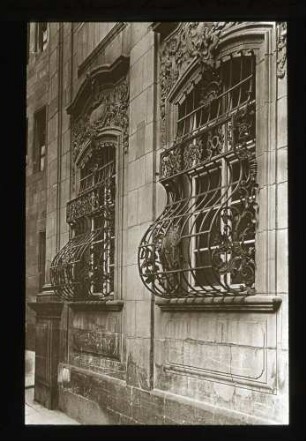 Archivgebäude, Fenstergitter