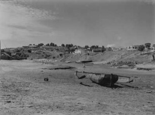 Am Strand : Ein Fischerboot am Strand bei Beira