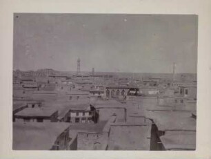 Blick über Diyarbakir : Blick über die Stadt. Links die Keldani Kirche, rechts das Minarett der Ali-Pascha-Moschee