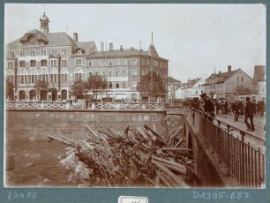 Blick auf die Löbtauer Brücke während des Hochwassers am 30./31. Juli 1897, links der Drei-Kaiser-Hof in Löbtau (Dresden)