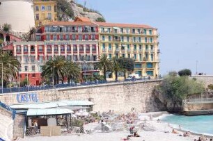 Nizza - Hotel am Strand : Am Burgberg-Strand, mit Hotel Suisse in Nizza. 2006