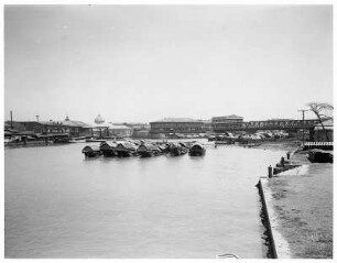 Manila. Anlegestelle mit Dschunken im Hafen. Blick zur Stadt mit Metropole Hotel und Manilas Merchants Association