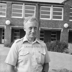 Bargteheide: Kreisgymnasium II [später Gymnasium Eckhorst]: Eckhorst: Schulleiter Dieter Rett: hinten Schulgebäude