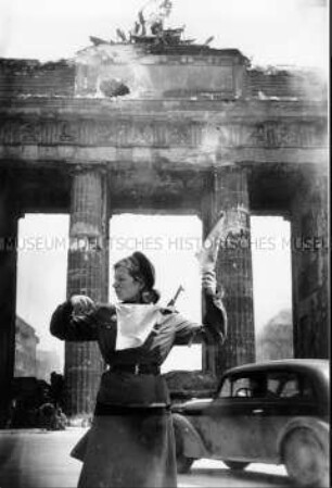 Rotarmistin regelt den Verkehr vor dem Brandenburger Tor