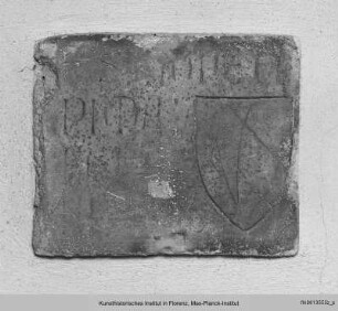 Grabstein mit unleserlicher Inschrift und Wappen