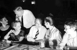 13. Tagung 1963 Medizin; Maikäferrede gehalten von Werner Forßmann: Frau Forßmann, Otto Hahn, M. Heinlein, dahinter stehend Werner Forßmann