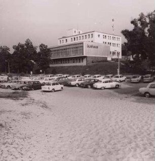 Ahrenshoop, Parkplatz vorm Kurhaus