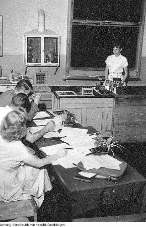 Schule, u.a. Dresden, 7. Mittelschule: Kunstunterricht, Linolschnitt - 1. POS Dr. Kurt Fischer, Marienallee 5, 1. Projekt zum Neubau - 38. Mittelschule (ab 1971 38. POS Alfred Thiele) in Dresden-Naußlitz, Pausensport - 41. Grundschule, Dresden-Mickten, Fahrrad - Neubau Fetscherstraße - 65. Grundschule, Dresden-Kleinzschachwitz, Schülerlabor - 33. Mittelschule (ab 1985 33. POS Anna Seghers), Neubau, errichtet 1958-59 - Deutsches Hygiene-Museum Dresden - Schülerkonzert - Abschlußprüfung Chemie - EOS Pestalozzi, Kunstunterricht - Lehrer hilft bei Hausaufgaben, etc., Juni - Dezember 1959