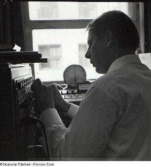 Portraitserie Karlheinz Stockhausen : Karlheinz Stockhausen (1928-2007; Komponist). Aufnahme im Studio für elektronische Musik des Westdeutschen Rundfunks Köln (WDR)