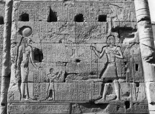 Relief "Der König vor einer Göttin" : Esna. Chnumtempel (310ante/30ante-30ante/395). Pronaosfassade. Nord-Ost-Ecke mit Relief "Der König vor einer Göttin"