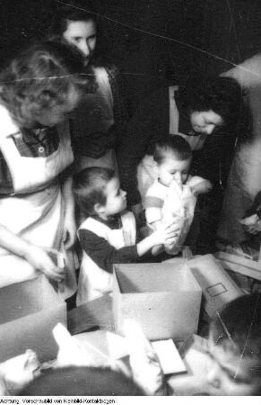 Deutsche Kriegsgefangene in Jugoslawien spenden Pakete für Kinder in Deutschland - die Volkssolidarität organisiert die Verteilung, 1948