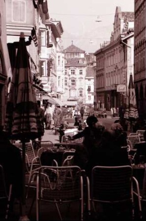 Bozen, Bolzano: Gasse, Vordergrund Café, mit Blick zum Rosengarten
