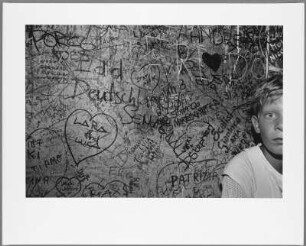 Junge vor einer Graffiti-Wand, Verona