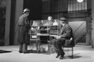 Szenenbilder aus "Die Abenteuer der Johanna von Döbeln", Schauspiel von Helmut Baierl. Maxim-Gorki-Theater Berlin, 15.06.1976 (Premiere am 18.06.1976) : Mit Swetlana Schönfeld (Johanna Deike), Dieter Wien (Günter Klein), Christoph Engel (Eduard Rohnert), Dietmar Obst (Arno), Lotte Loebinger/Ursula Mundt (Blumenfrau), Evamaria Bath (Rau Lobstett), Jochen Thomas (Paul Lobstett), Christa Löser (Krankenschwester), Tim Hoffmann (Schöffe) u. a.