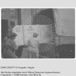 Verladen für den Transport zur Indischen Industrieausstellung Neu-Delhi