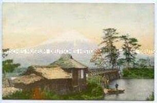 Japanisches Haus an einem Fluss mit dem Fuji im Hintergrund