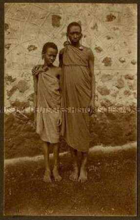 Mann und Junge der Massai