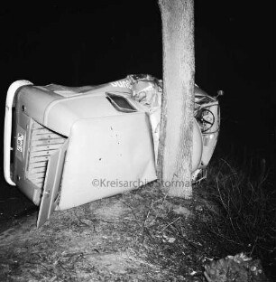B 75: bei Steinfeld: Verkehrsunfall: Kleintransporter prallt gegen Baum: Unfallwagen einer Reinigung aus Bad Oldesloe in Seitenlage, mit Dach an Baum, Heckklappe geöffnet: im Dunkeln
