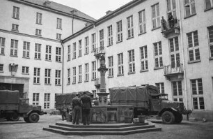 Central Collecting Point Marburg. Transportfahrzeuge der alliierten Truppen im Innenhof des Staatsarchivs Marburg.
