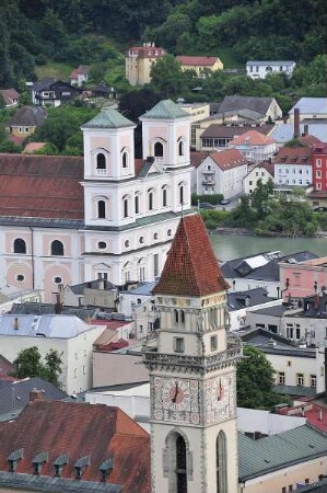 Passau - Stadtübersicht : Rathausturm und St. Gertraudenkirche. Aufgenommen in Passau am 10. Juni 2011