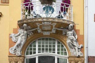 Zwei weibliche Figuren Ornamenttafel mit Erbauungsdatum haltend