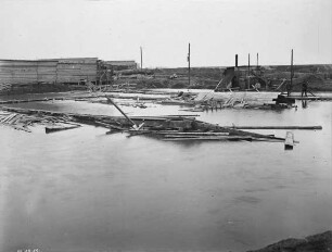 Hochwasser der Weser während der Bauzeit des Wasserstraßenkreuzes Minden