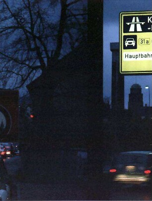 Freiburg: Leuchtende Vorrichtungsschilder, Brücke in der Kronenstraße