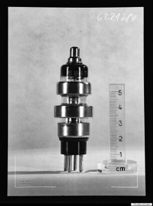 Röhre 5836 mit Maßstab, Bild 2; Foto 1962