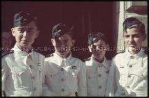 Vier Jungen in Uniform in Marokko?