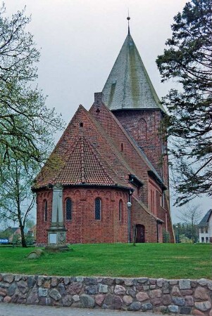 Hauptstraße 59: evangelische Kirche: Blick von Nordosten: davor Kirchhof, Ehrenmal 1848/51 - 1870/71: 28. April 1994