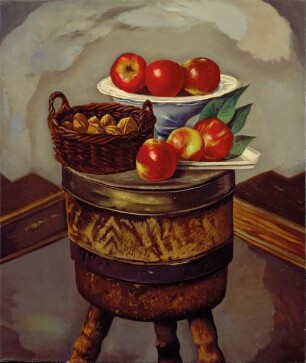 Äpfel und Nüsse auf dem Hackklotz
