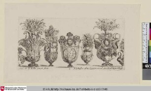 Sieben Vasen unterschiedlicher Ausfertigung; im Zentrum eine Vase, die den Kopf der Medusa und das Titelschild trägt.