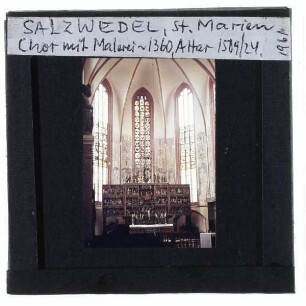 Salzwedel, Marienkirche : Innenansicht, Hochchor, Glasfenster, Fresken und Schnitzaltar