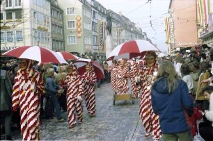 Freiburg: Umzug am Bertoldsbrunnen, Rote Narren [Freiburger Bobbili]
