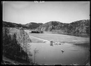 Kriebstein, Talsperre, Talgut mit Fähre mit Blick auf das Raubschloss