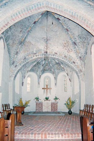 Hauptstraße 59: evangelische Kirche: Innenansicht: Chor mit Altar, Altarkreuz, Taufbecken, Kreuzrippengewölbe mit Deckenmalereien: 28. April 1994