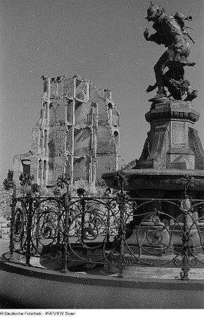 Gänsediebbrunnen : Dresden. Gänsediebbrunnen gegen die Ruinen am Ferdinandplatz
