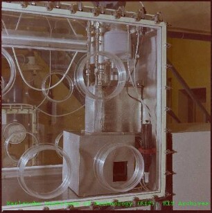 Detailaufnahme einer Glovebox des Europäischen Instituts für Transurane (ITU)