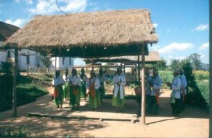 Madagaskar. Folkloregruppe mit Tänzern und Musikern (mit Rhythmusinstrumenten)