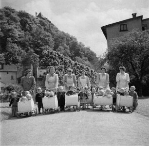 Greiz. Krippenerzieherinnen mit Kleinkindern (teilweise in Kinderwagen) bei einem Spaziergang