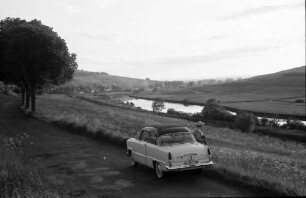Geisingen: Donau im Abendschein bei Geisingen mit Straße und Auto im Vordergrund