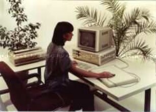 Frau an einem Robotron-A 7150-Computer