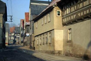 gepflasterte Ortsstraße, beidseitig Häuser