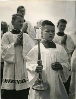 Ministrant mit Kerzenleuchter