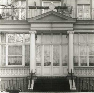Cottbus, Sandower Straße 17. Villa (Kindergarten der Post; um 1820, E. 19. Jh.). Mittelrisalit, Portal